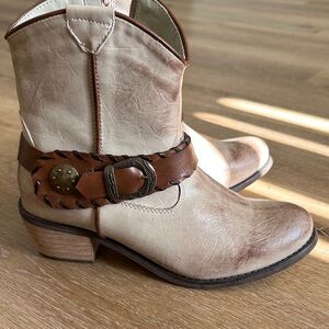 Roper Mae Buckle Women's Ankle Boots - Cream and Brown